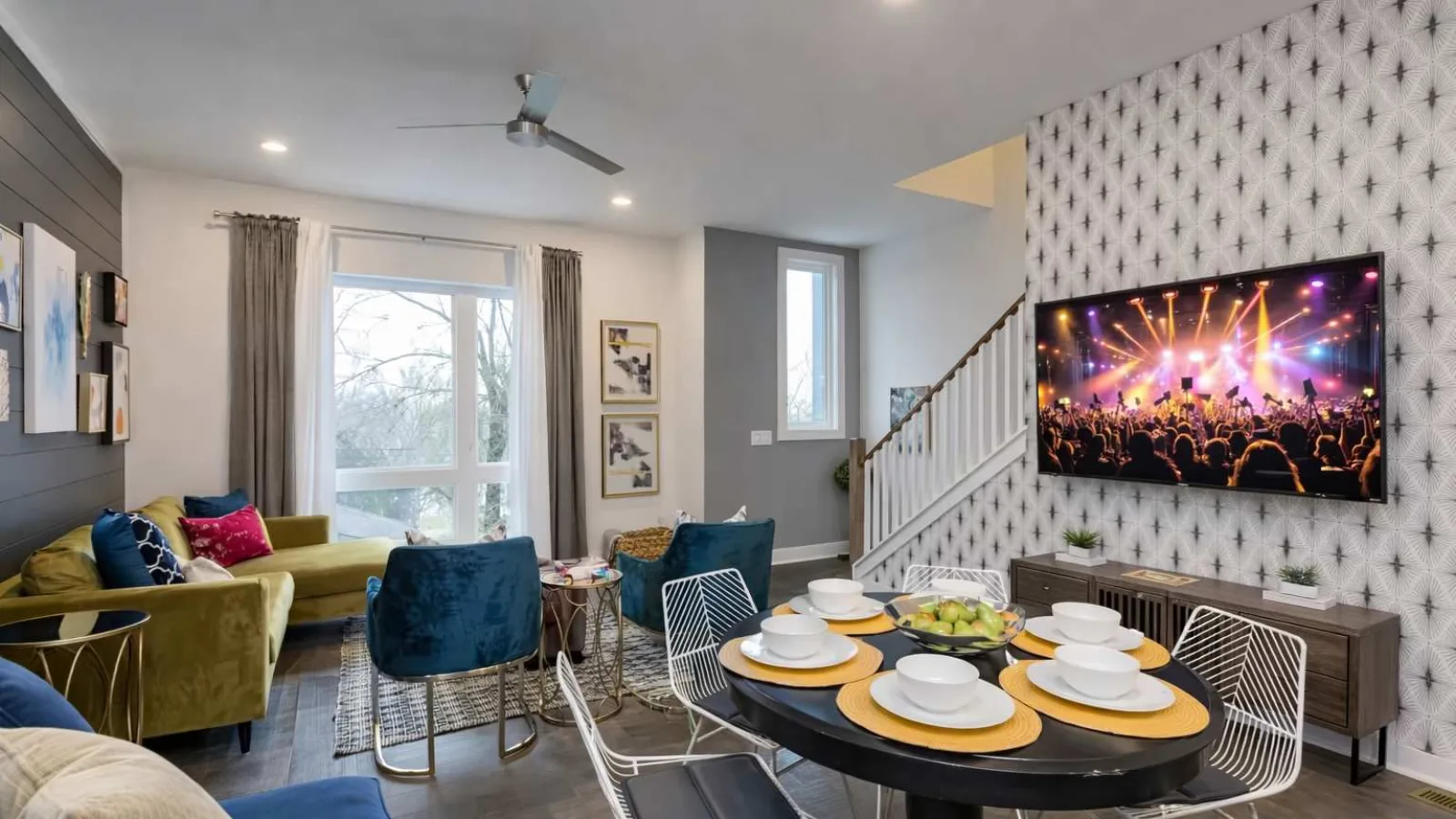 4-bedroom Venturebnb rental in East Nashville: living and dining room