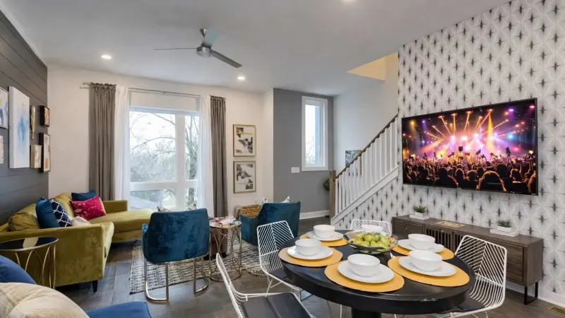 4-bedroom Venturebnb rental in East Nashville: living and dining room