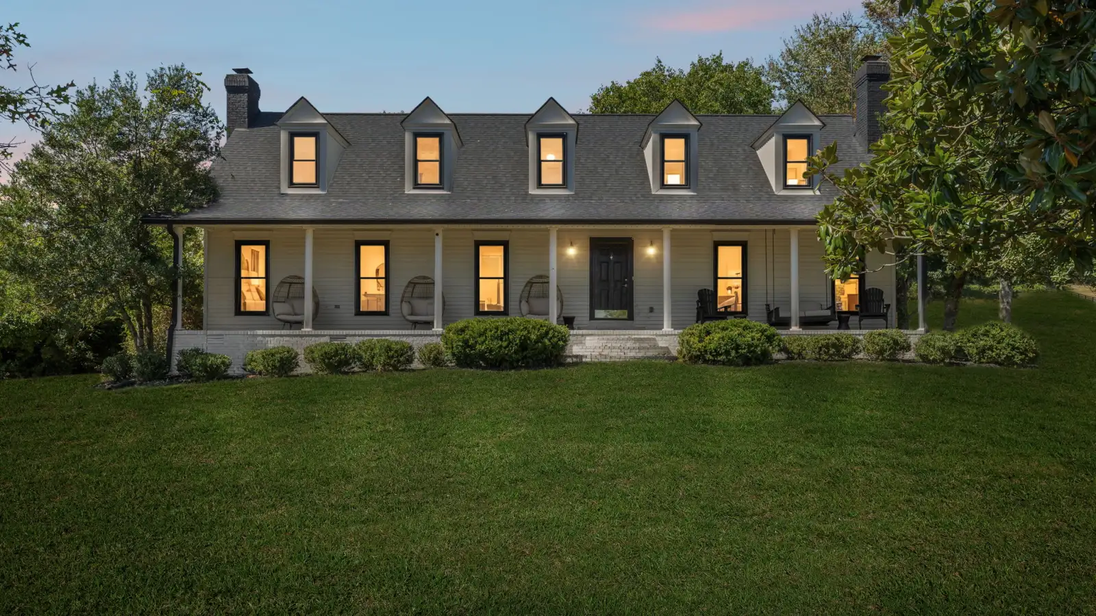 4-bedroom Venturebnb rental near Franklin: farmhouse exterior