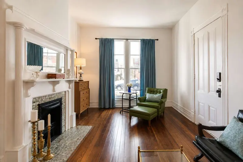 2-bedroom Venturebnb-managed rental in Louisville: living room