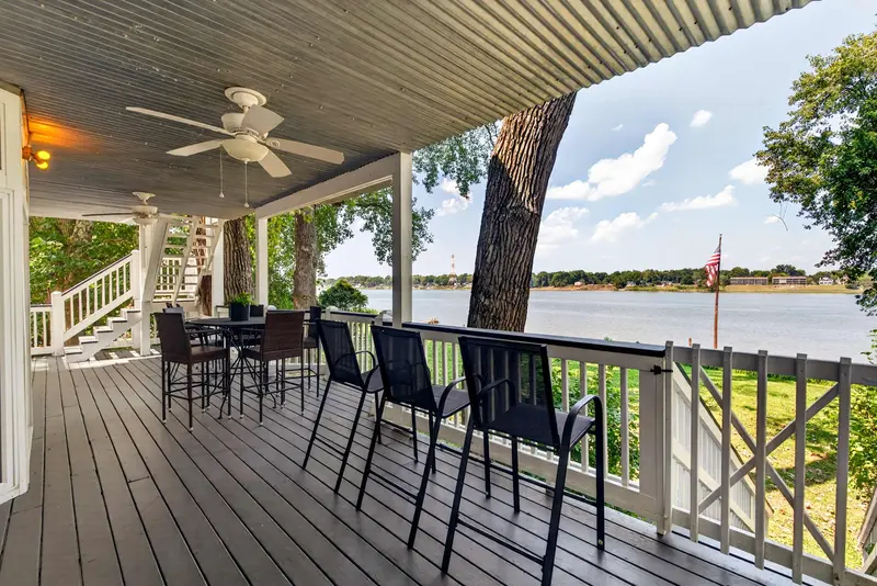 3-bedroom Venturebnb-managed rental in Louisville: deck