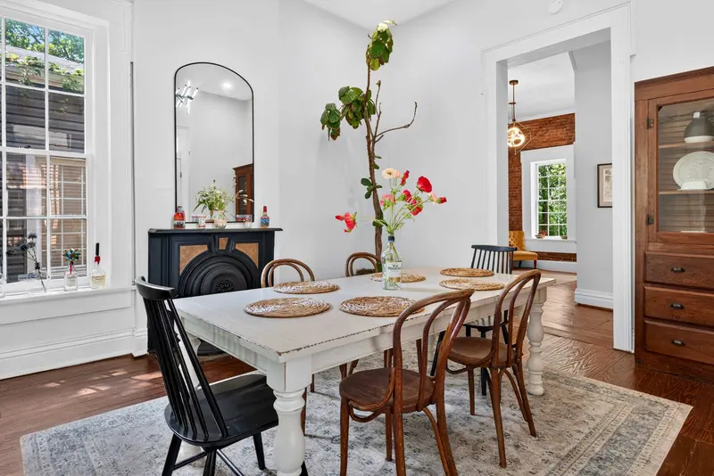 2-bedroom Venturebnb-managed rental in Louisville: dining room