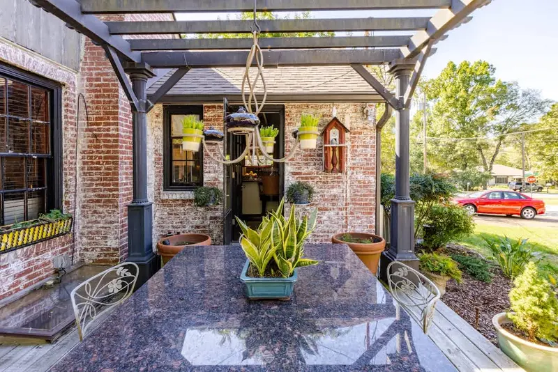 2-bedroom Venturebnb-managed rental in Nashville: porch