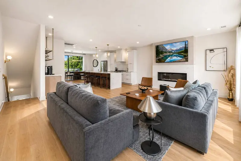 4-bedroom Venturebnb-managed rental in Nashville: living room