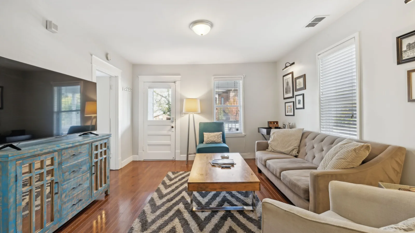 3-bedroom Venturebnb rental in North Nashville: living room